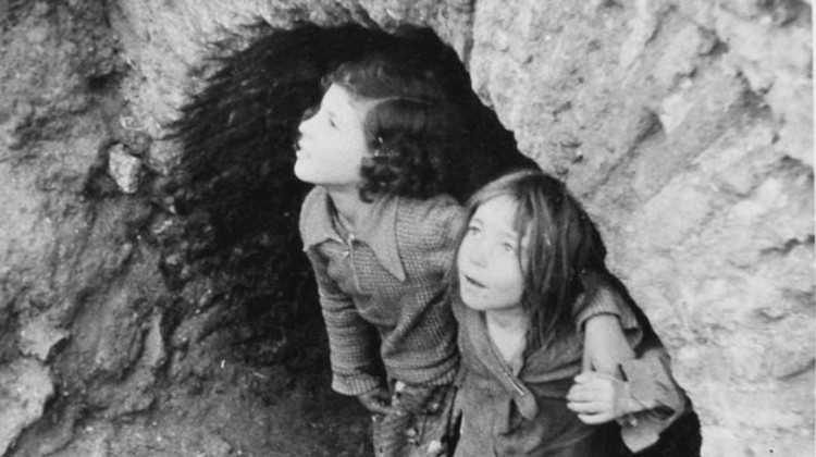 Des enfants se réfugient dans un égout pendant le bombardement franquiste de Madrid, 1937