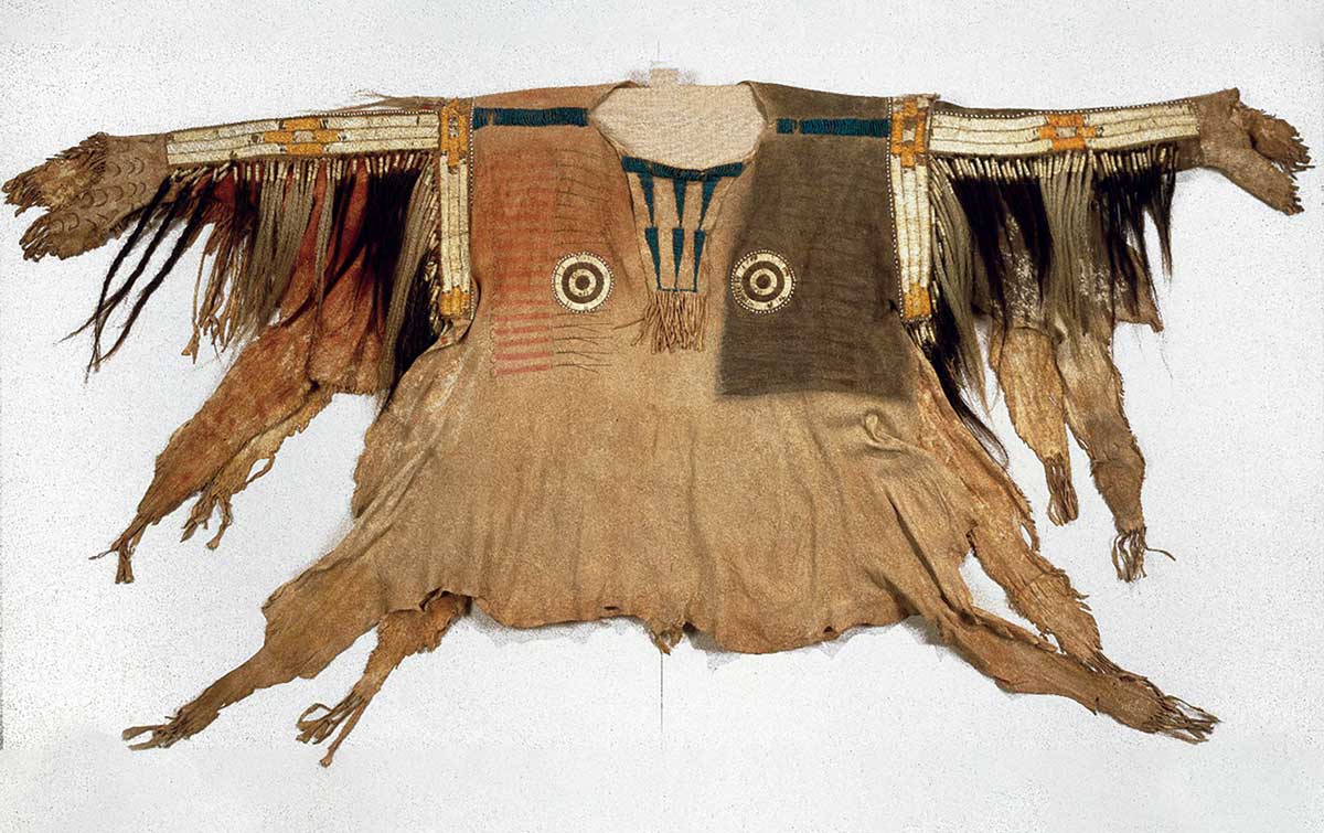 Yanktonai, Nakota, chemise en peau de daim sioux pour la tenue de guerre d'un chef, recueillie à Fort Snelling, Minnesota, XIXe siècle.  Avec l'aimable autorisation du Brooklyn Museum/Creative Commons.